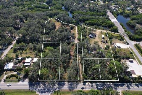 Commercial property in Tampa, Florida № 2016117 - photo 4