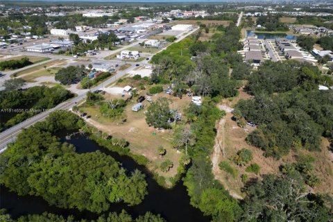 Commercial property in Tampa, Florida № 2016117 - photo 9