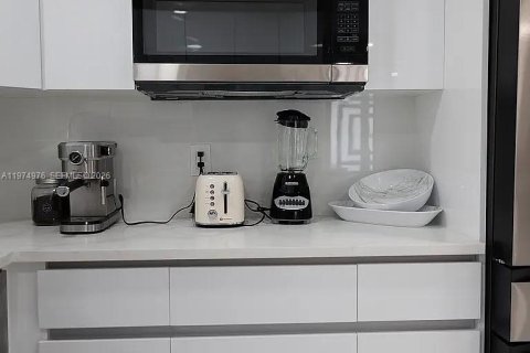 House in Fort Lauderdale, Florida 5 bedrooms, 164.99 sq.m. № 2040679 - photo 5