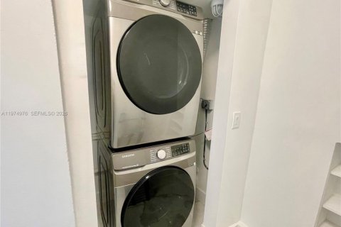 Casa en alquiler en Fort Lauderdale, Florida, 5 dormitorios, 164.99 m2 № 2040679 - foto 21