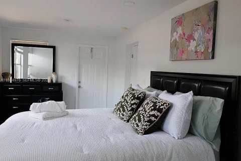 House in Fort Lauderdale, Florida 5 bedrooms, 164.99 sq.m. № 2040679 - photo 10