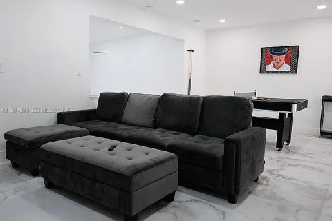 House in Fort Lauderdale, Florida 5 bedrooms, 164.99 sq.m. № 2040679 - photo 3