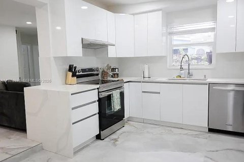 House in Fort Lauderdale, Florida 5 bedrooms, 164.99 sq.m. № 2040679