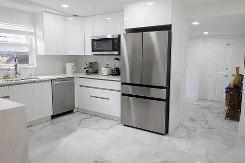 House in Fort Lauderdale, Florida 5 bedrooms, 164.99 sq.m. № 2040679 - photo 2