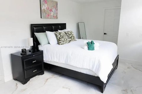 House in Fort Lauderdale, Florida 5 bedrooms, 164.99 sq.m. № 2040679 - photo 11