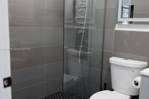 House in Fort Lauderdale, Florida 5 bedrooms, 164.99 sq.m. № 2040679 - photo 14