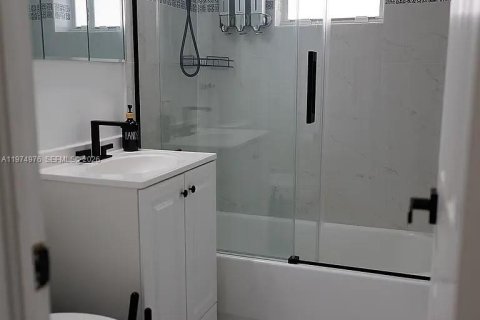 House in Fort Lauderdale, Florida 5 bedrooms, 164.99 sq.m. № 2040679 - photo 15