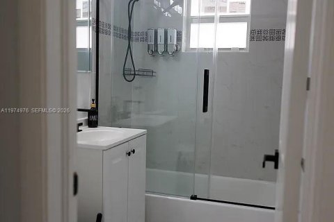 House in Fort Lauderdale, Florida 5 bedrooms, 164.99 sq.m. № 2040679 - photo 17