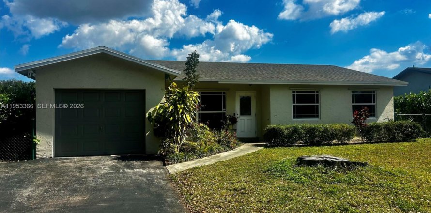 Villa ou maison à Pembroke Pines, Floride 3 chambres, 105.82 m2 № 2025401