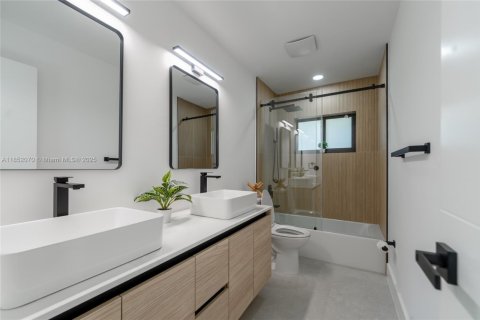 House in Palmetto Bay, Florida 4 bedrooms, 175.59 sq.m. № 1858729 - photo 25