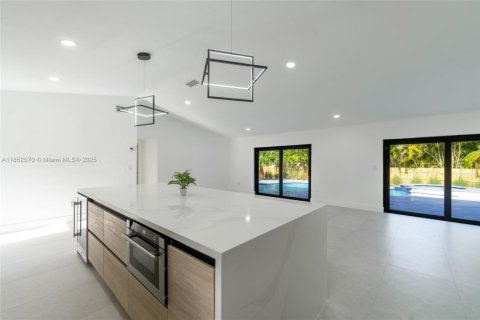 House in Palmetto Bay, Florida 4 bedrooms, 175.59 sq.m. № 1858729 - photo 15