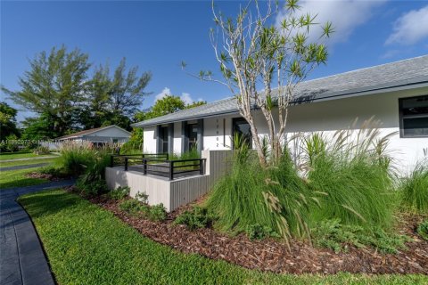 House in Palmetto Bay, Florida 4 bedrooms, 175.59 sq.m. № 1858729 - photo 3