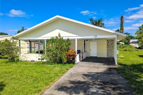 Дом в Форт Майерс, Флорида 2 спальни, 102.1м2 № 2066424