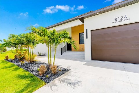 House in Port Charlotte, Florida 5 bedrooms, 286.14 sq.m. № 2324721