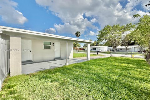 House in Lauderhill, Florida 3 bedrooms, 89.74 sq.m. № 2050798 - photo 24