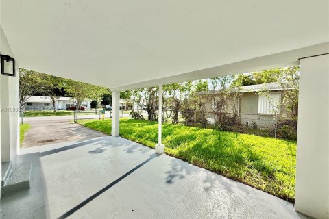 House in Lauderhill, Florida 3 bedrooms, 89.74 sq.m. № 2050798 - photo 19