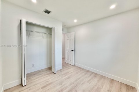 House in Lauderhill, Florida 3 bedrooms, 89.74 sq.m. № 2050798 - photo 12