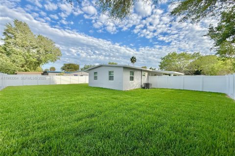 House in Lauderhill, Florida 3 bedrooms, 89.74 sq.m. № 2050798 - photo 20