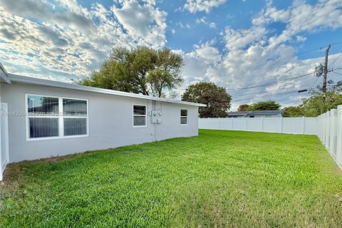 House in Lauderhill, Florida 3 bedrooms, 89.74 sq.m. № 2050798 - photo 22