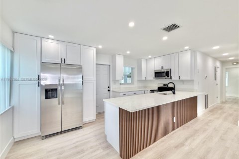 House in Lauderhill, Florida 3 bedrooms, 89.74 sq.m. № 2050798 - photo 4