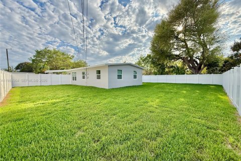 House in Lauderhill, Florida 3 bedrooms, 89.74 sq.m. № 2050798 - photo 21