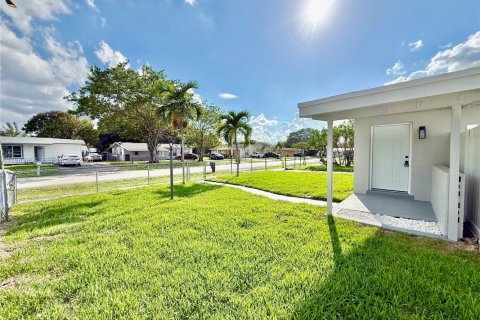 House in Lauderhill, Florida 3 bedrooms, 89.74 sq.m. № 2050798 - photo 23