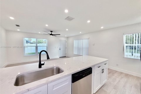 House in Lauderhill, Florida 3 bedrooms, 89.74 sq.m. № 2050798 - photo 7