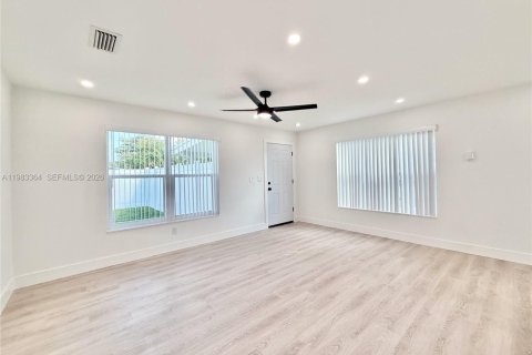 House in Lauderhill, Florida 3 bedrooms, 89.74 sq.m. № 2050798 - photo 8
