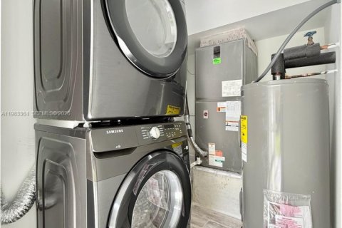 House in Lauderhill, Florida 3 bedrooms, 89.74 sq.m. № 2050798 - photo 17