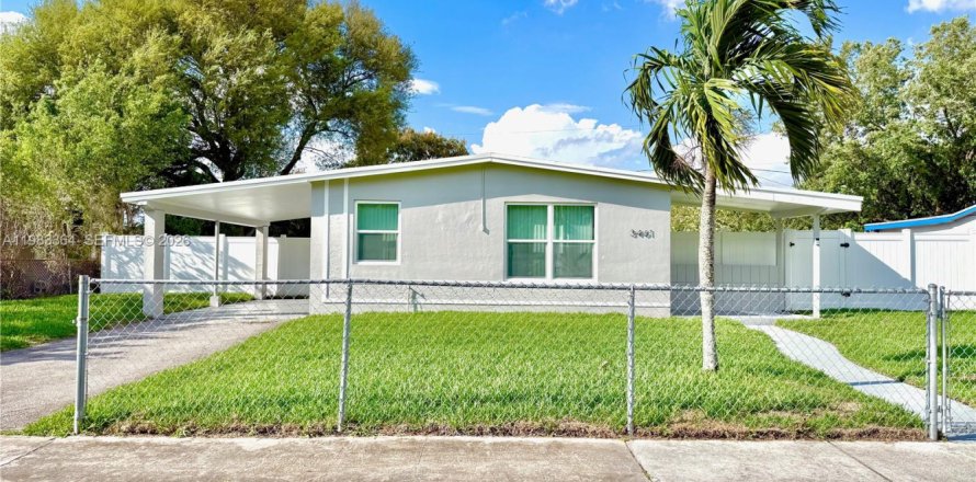 House in Lauderhill, Florida 3 bedrooms, 89.74 sq.m. № 2050798