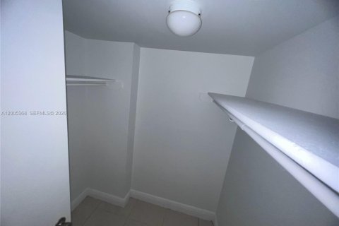 Condo in Miami, Florida, 1 bedroom № 2170614 - photo 11