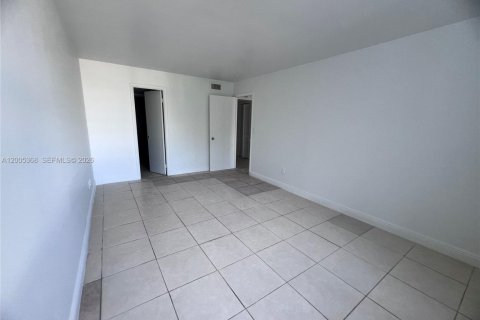 Condo in Miami, Florida, 1 bedroom № 2170614 - photo 6