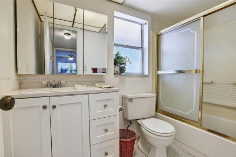 Condo in Sunrise, Florida, 1 bedroom  № 1945025 - photo 16