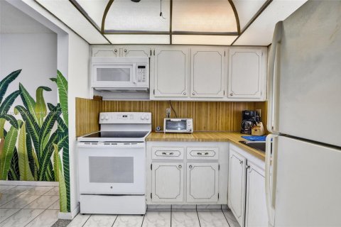 Condo in Sunrise, Florida, 1 bedroom  № 1945025 - photo 11