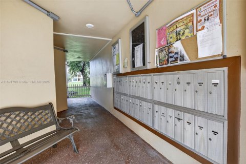 Condo in Sunrise, Florida, 1 bedroom  № 1945025 - photo 25