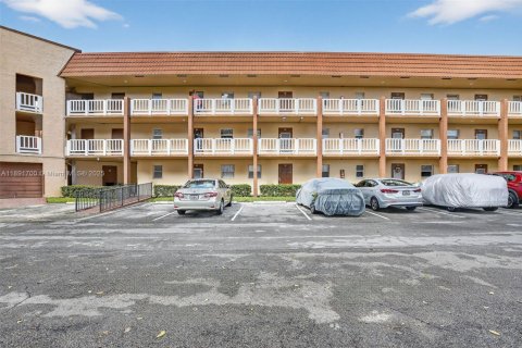 Condo in Sunrise, Florida, 1 bedroom  № 1945025 - photo 3