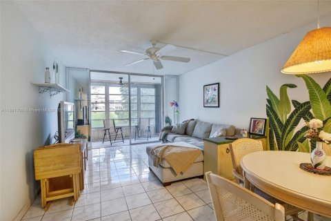 Condo in Sunrise, Florida, 1 bedroom  № 1945025 - photo 4