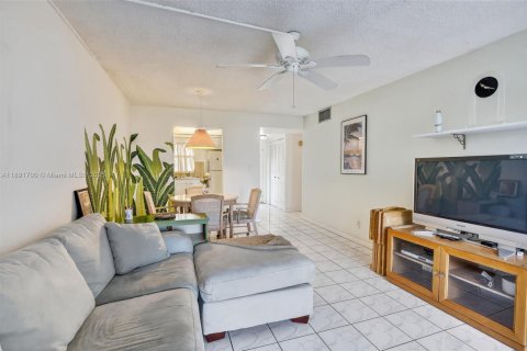 Condo in Sunrise, Florida, 1 bedroom  № 1945025 - photo 8