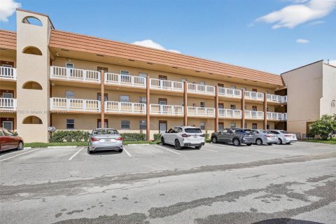 Condo in Sunrise, Florida, 1 bedroom  № 1945025 - photo 2