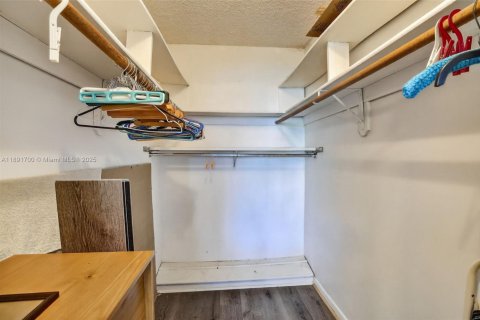Condo in Sunrise, Florida, 1 bedroom  № 1945025 - photo 17