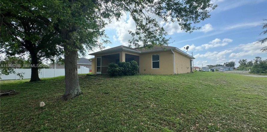 Casa en Lehigh Acres, Florida 3 dormitorios, 130.81 m2 № 2032676