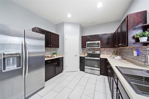 House in Pinellas Park, Florida 3 bedrooms, 173.54 sq.m. № 2321454 - photo 11