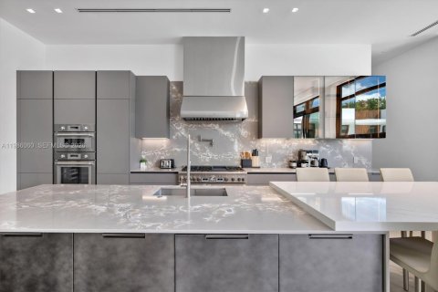 House in Miami Shores, Florida 5 bedrooms, 478.91 sq.m. № 2046517 - photo 28