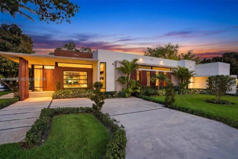 House in Miami Shores, Florida 5 bedrooms, 478.91 sq.m. № 2046517