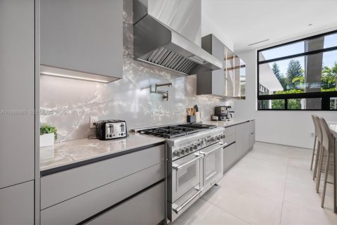 House in Miami Shores, Florida 5 bedrooms, 478.91 sq.m. № 2046517 - photo 30
