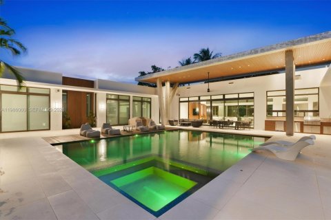 House in Miami Shores, Florida 5 bedrooms, 478.91 sq.m. № 2046517 - photo 10