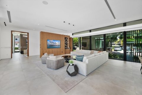 House in Miami Shores, Florida 5 bedrooms, 478.91 sq.m. № 2046517 - photo 22