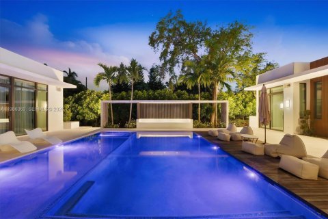 House in Miami Shores, Florida 5 bedrooms, 478.91 sq.m. № 2046517 - photo 3