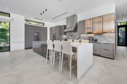 House in Miami Shores, Florida 5 bedrooms, 478.91 sq.m. № 2046517 - photo 27