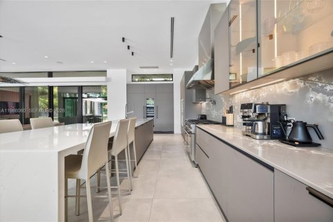 House in Miami Shores, Florida 5 bedrooms, 478.91 sq.m. № 2046517 - photo 26